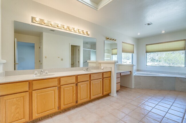 Building Photo - 5631 N Paseo Otono
