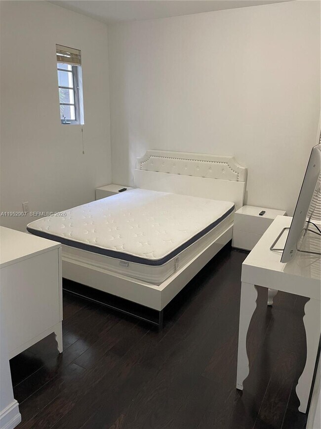 Building Photo - 621 11th St