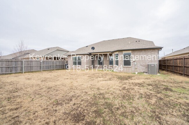 Building Photo - 4 bed/2 bath!