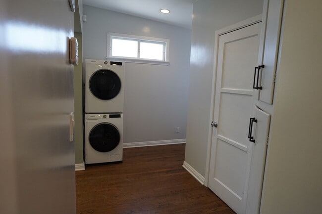 Building Photo - Spacious Silver Lake Charmer 2-bedroom, 1-...