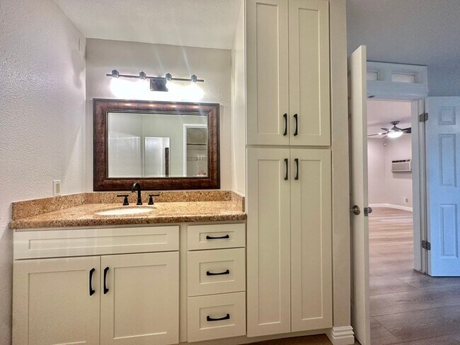 Building Photo - Newly Renovated 1 BD / 1 BA W/ Large Priva...