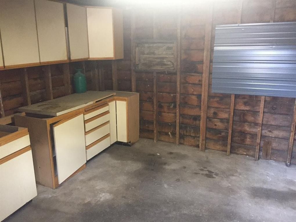 Single car garage with shop space - 217 N Jackson