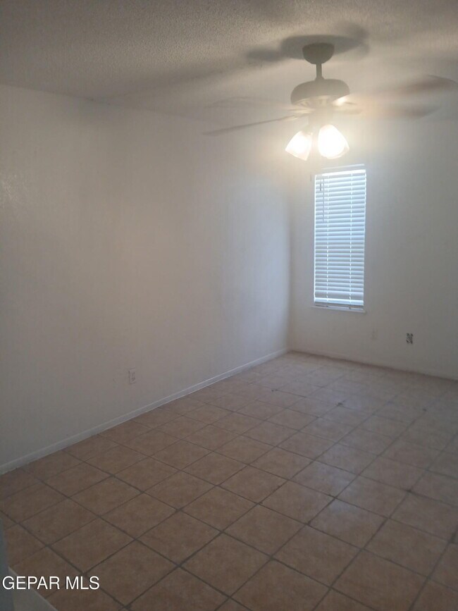 Building Photo - 6057 Morning Glory Cir