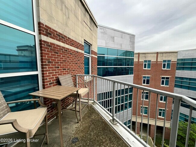 Building Photo - 324 E Main St