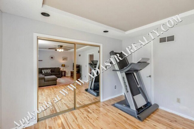 Building Photo - Inviting 3 Bedroom Close to Everything-Available in MAY!!