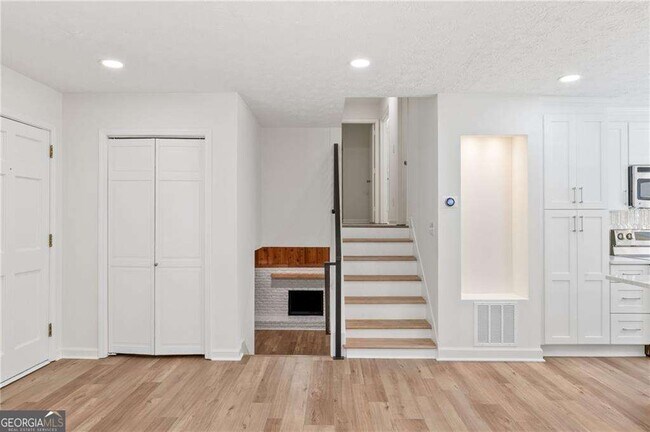 Building Photo - 472 Barnsdale Dr