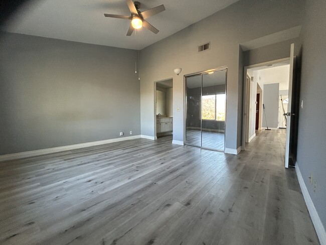 Master bedroom, vaulted ceiling, two oversized closets, ceiling fan, en suite split bath - 3 Vista Barranca