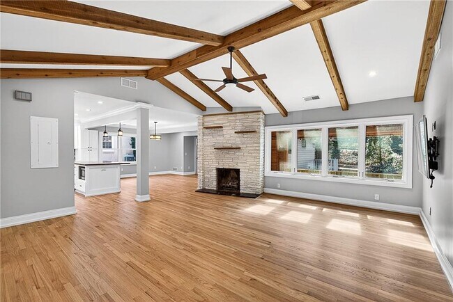 Building Photo - 1319 Chalmette Dr NE