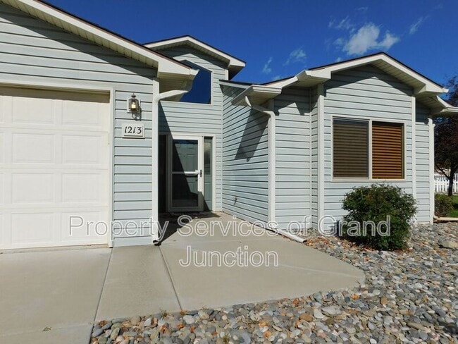 Building Photo - 1213 E Carolina Ave