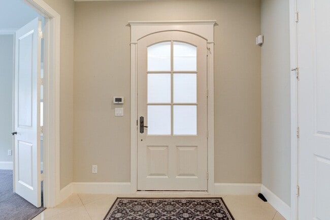 Building Photo - Spectacular Home 4 Bedrooms / 4.5 Bathroom...