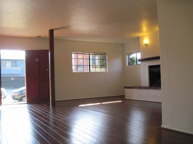 Building Photo - 4076 McLaughlin Ave