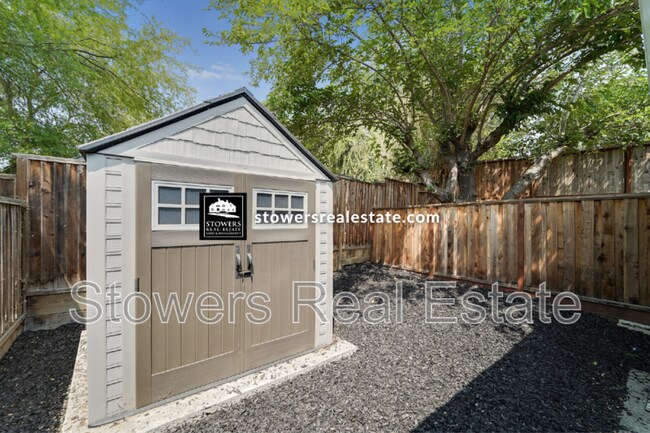 Building Photo - 2073 Overhill Rd