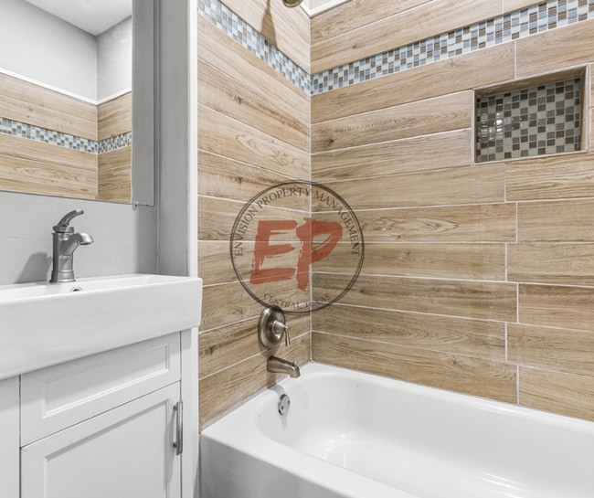 Building Photo - 221 N Bermuda St