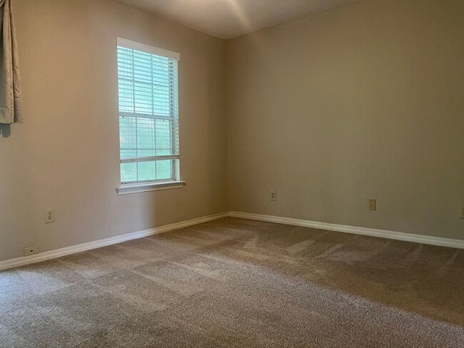 Building Photo - MAN-600C