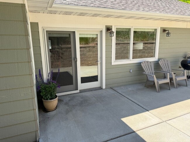 Building Photo - 3 Bed 2 Bath Large Beautiful Home