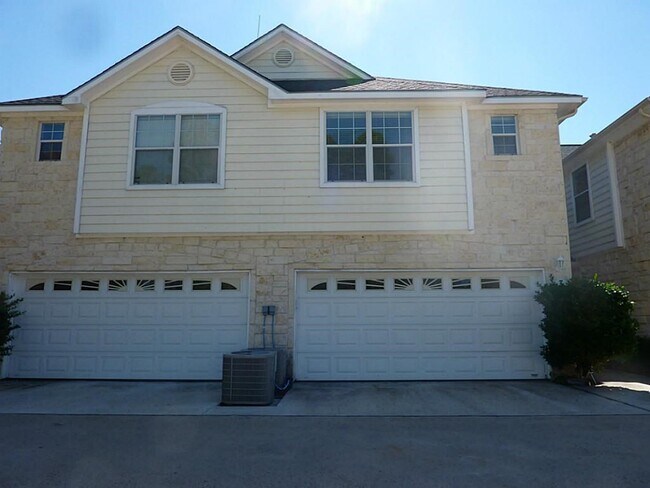 Building Photo - 16020 Fountainview Dr