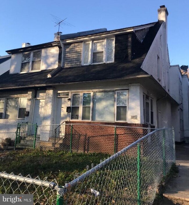 Building Photo - 4832 E Roosevelt Blvd