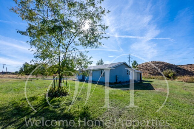 Primary Photo - Peaceful Rural Living in Newly Remodeled 3...