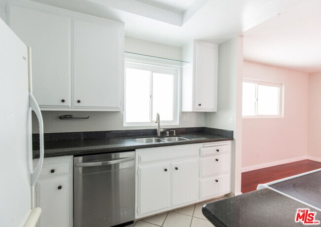 Building Photo - 2418 Graham Ave