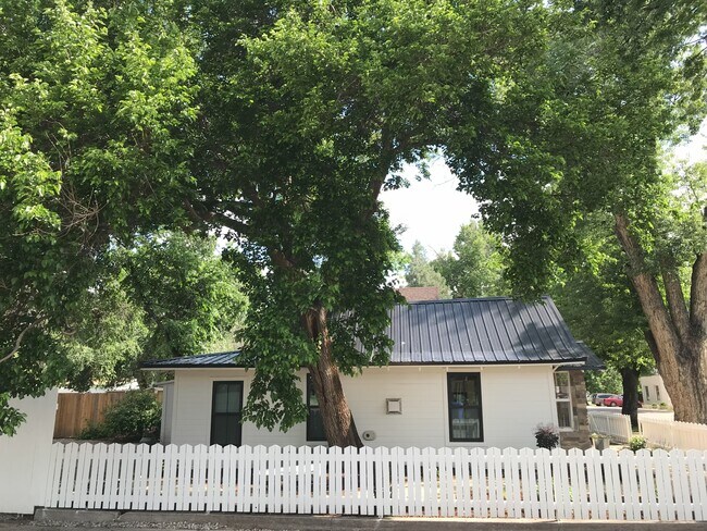 Building Photo - 420 N Pikes Peak Ave