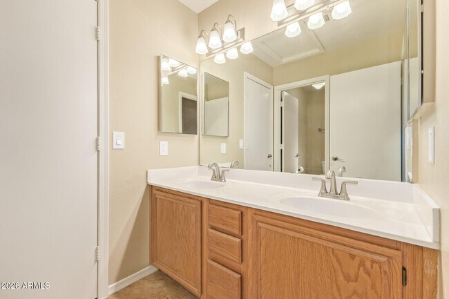 Building Photo - 7420 W Los Gatos Dr