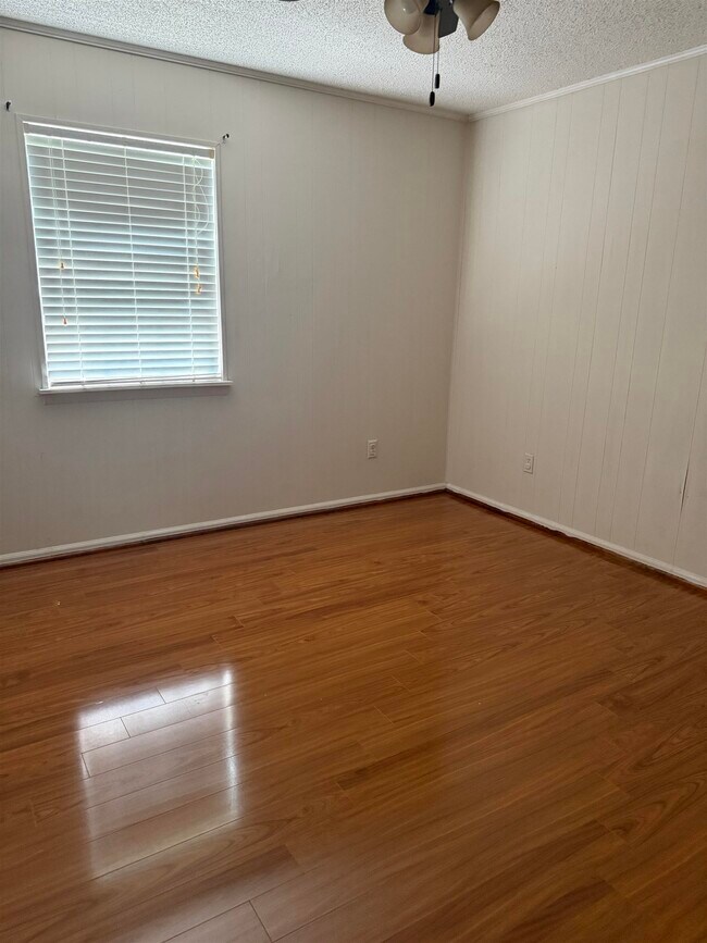 Building Photo - 1702 S Center St