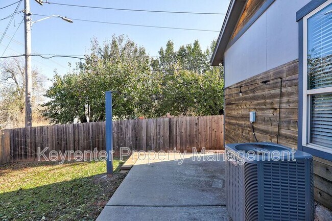 Building Photo - 727 NE 5th St