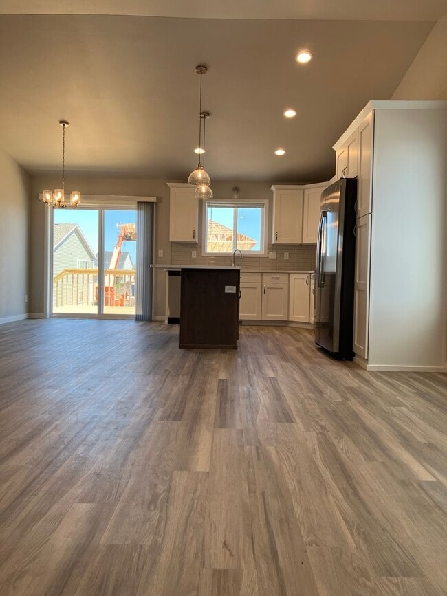 Building Photo - 4 Bed 3 Bath Single Family Home