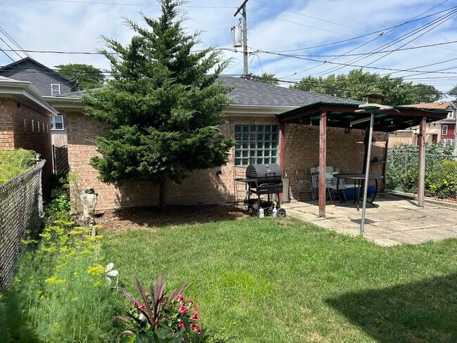 Building Photo - 2840 73rd Ave