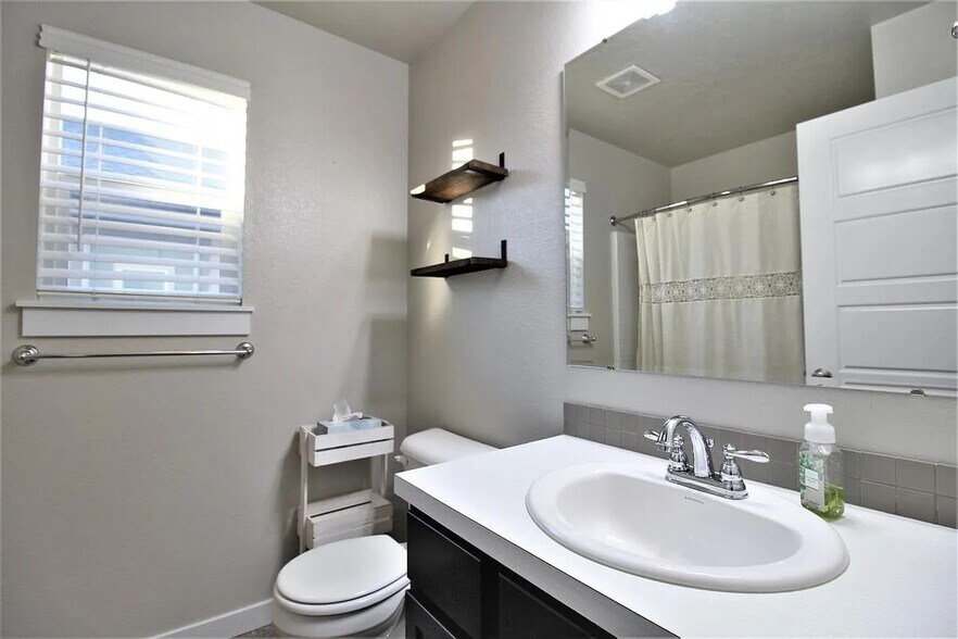 Building Photo - 119 S Baraya Way