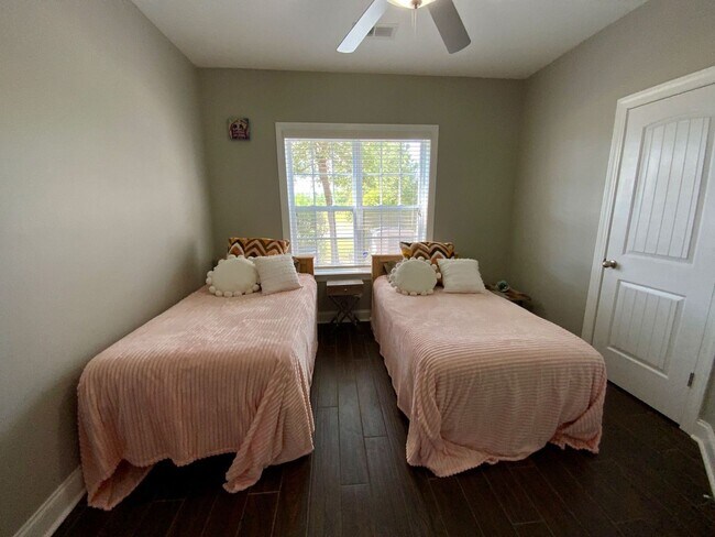 Building Photo - Furnished 3 bedroom 3 bath Condo - Flexible Term lease - Topsail Landing Community