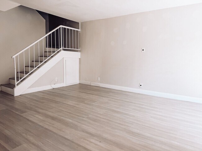 Building Photo - 3476 Del Amo Blvd