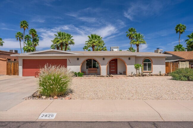 Building Photo - 2426 E Sahuaro Dr