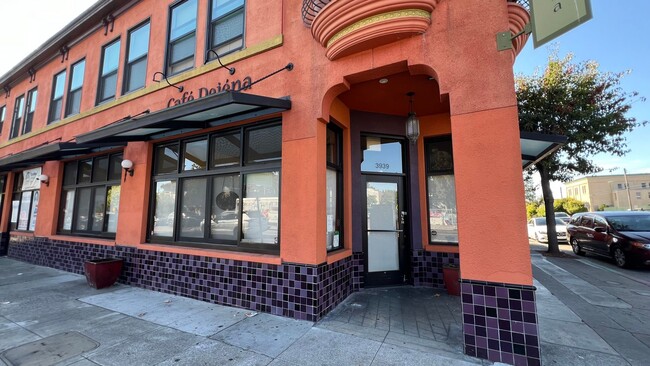 Building Photo - Beautiful Spacious 2 bd/1ba filled with light in Popular Neighborhood – Oakland, Emeryville, and ...