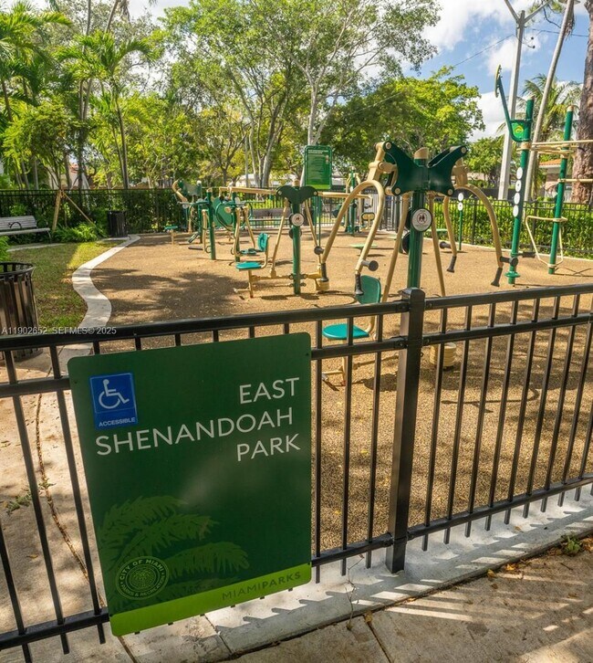 Building Photo - 2121 SW 13th Ave