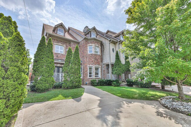 Primary Photo - Perfect Brownstone in Sylvan Park near Wes...