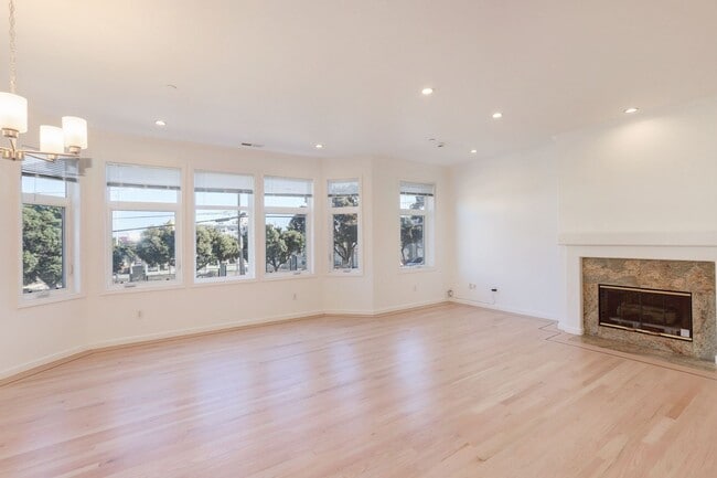 Building Photo - Spacious 3 Bed / 2 Bath Flat with garage parking in Outer Richmond. YouTube tour!