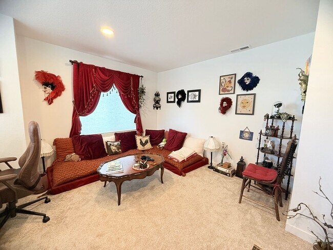 Building Photo - Updated 4 Bedroom Home with Stunning Private Backyard