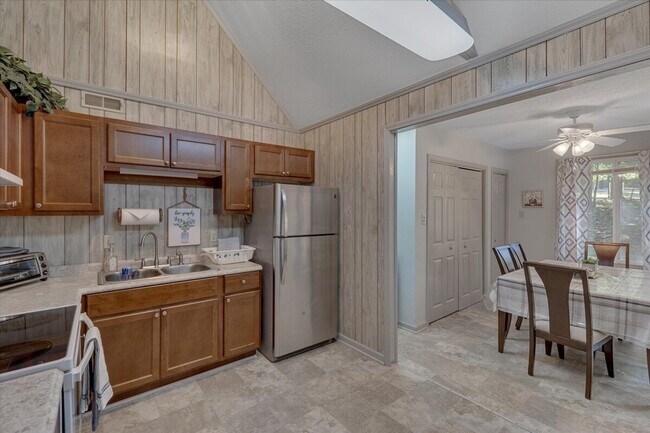 Building Photo - 4225 Meadowbrook Rd