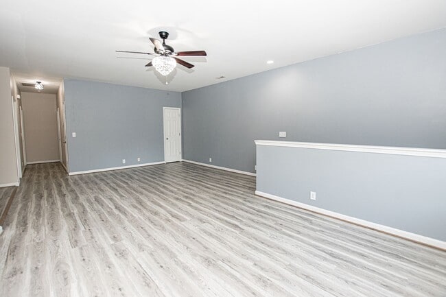 Building Photo - Stunning Two Bedroom, Two Bathroom Apartme...