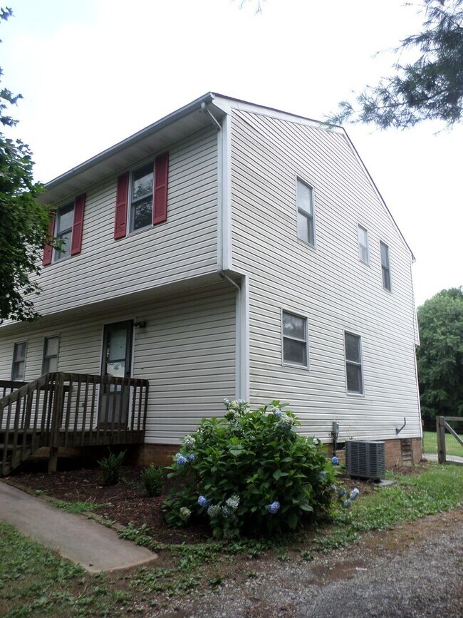 Building Photo - 3 Bedroom 2.5 Bath Duplex