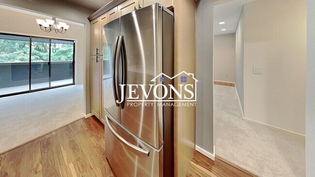 Building Photo - Top-floor 2-level condo with brand-new kit...