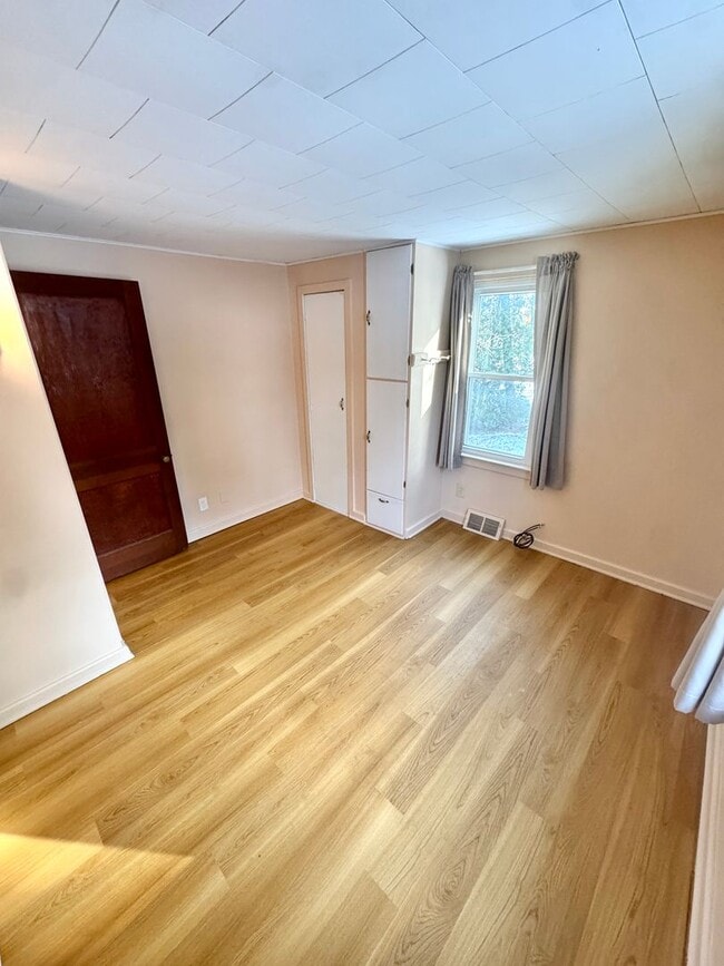 Building Photo - TWO BEDROOM HOME IN PARKLAND SCHOOLS