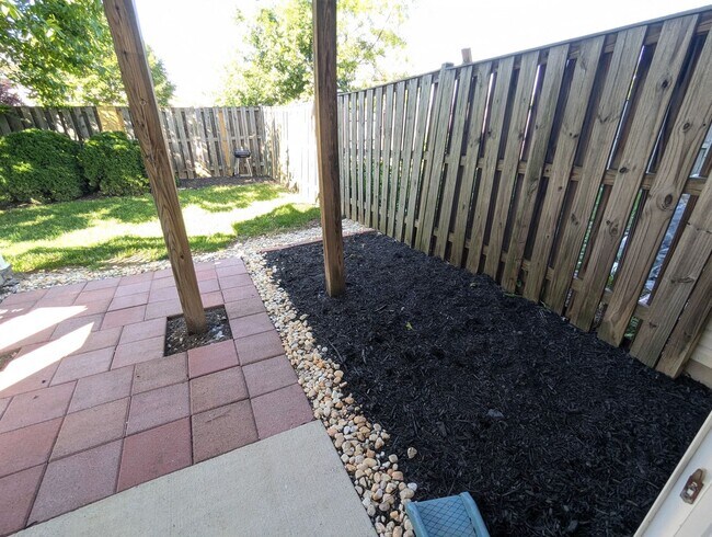 Building Photo - 3 Level End Unit townhouse available mid O...