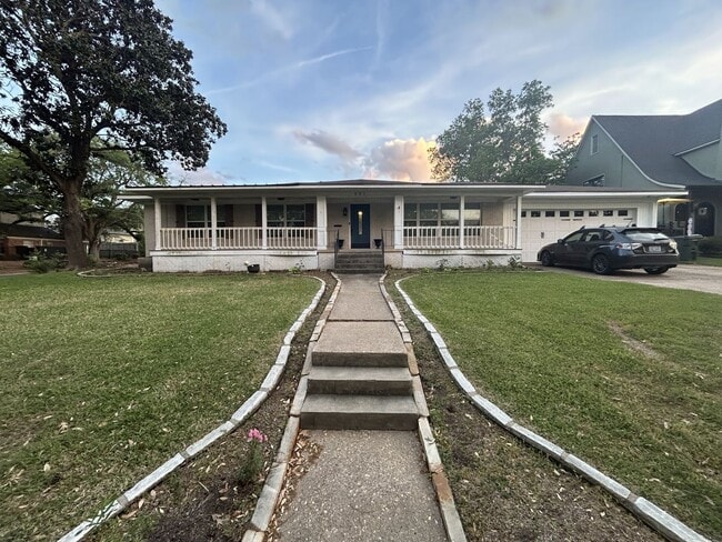 Building Photo - 601 Linden St