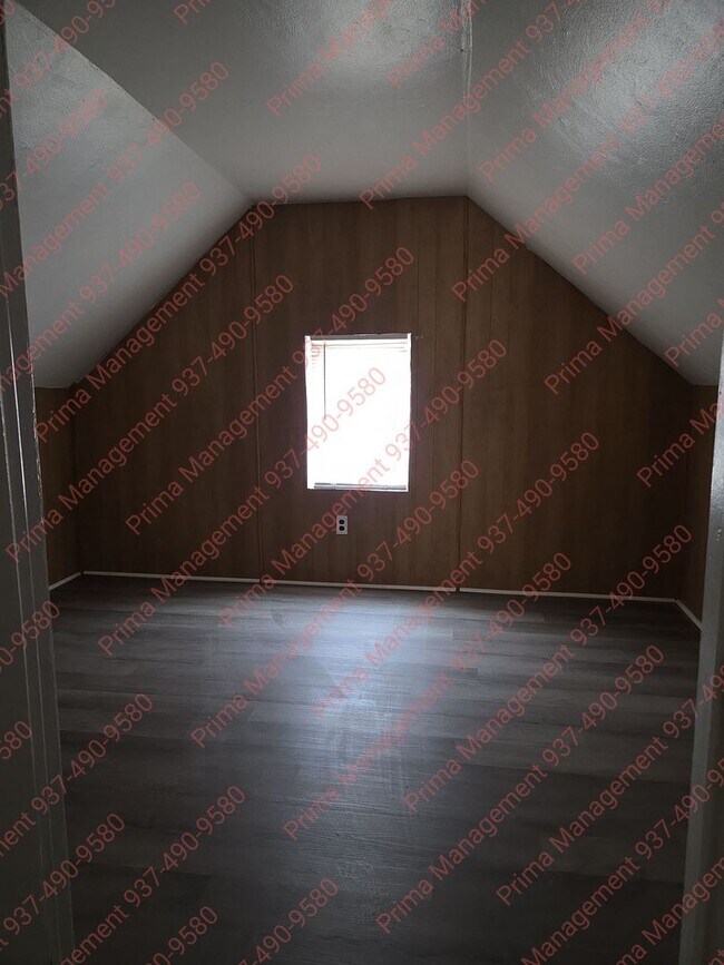 Building Photo - Great 3 bed 2 bath with AC close to everything!