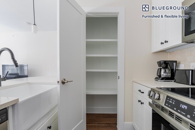 Building Photo - 1501 W Howard Ln