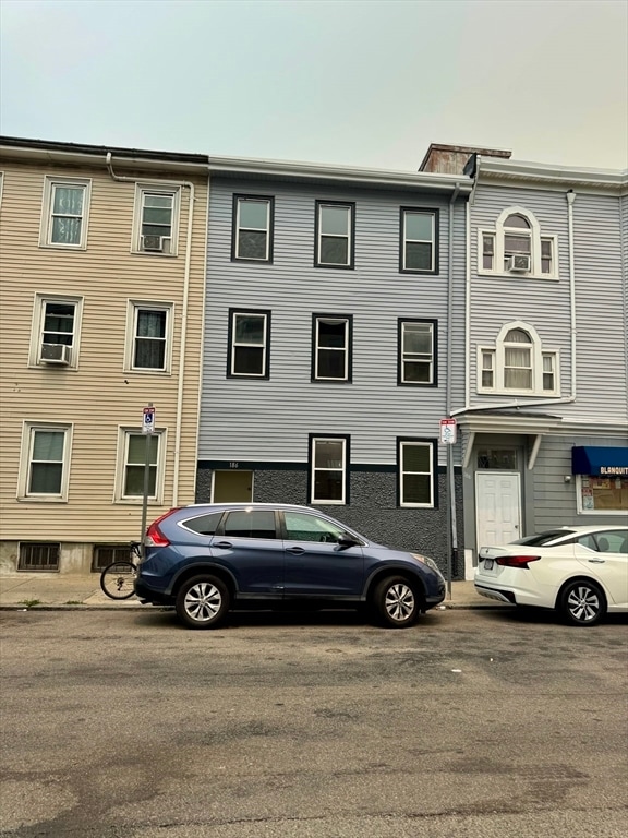 Building Photo - 186 Marion St