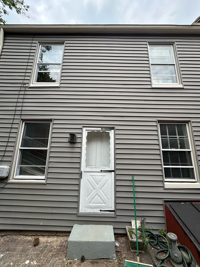 Building Photo - 338 S 5th St