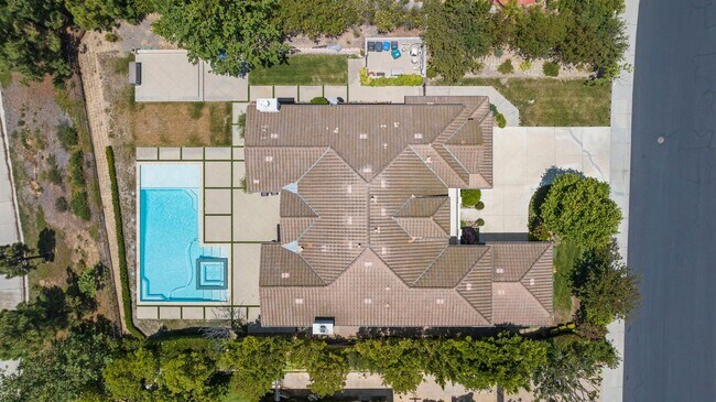 Building Photo - Exquisite Luxury Living in the Moorpark Co...